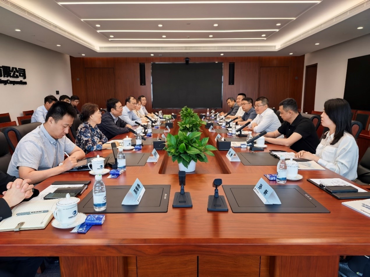 公司領(lǐng)導(dǎo)與公司定點幫扶的利辛縣領(lǐng)導(dǎo)座談交流.jpg 公司領(lǐng)導(dǎo)與公司定點幫扶的利辛縣領(lǐng)導(dǎo)座談交流.jpg